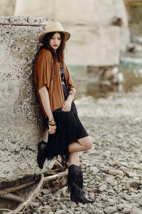 Schöne stilvolle boho Frau mit Hut, Ledertasche, Franse ponch lizenzfreies stockfoto Schöne stilvolle boho Frau mit Hut, Ledertasche, Franse ponch lizenzfreies stockfoto