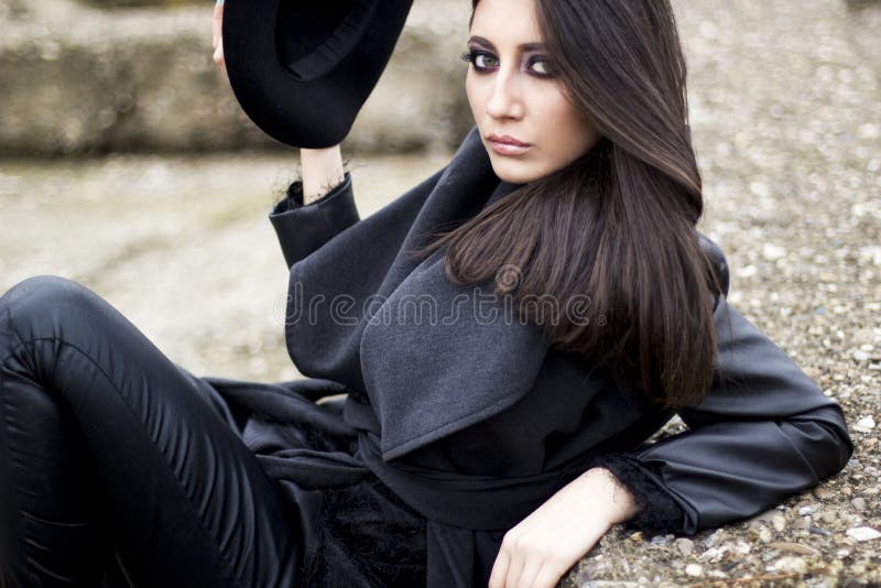 Schöne stilvolle Frau stockbild Schöne stilvolle Frau stockbild