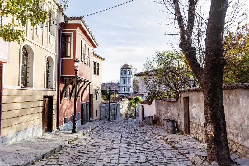 Schöne Straße mit traditionellen Häusern in der alten Stadt von Plowdiw, Bulgarien lizenzfreie stockfotografie Schöne Straße mit traditionellen Häusern in der alten Stadt von Plowdiw, Bulgarien lizenzfreie stockfotografie