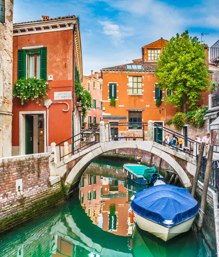 Schöne Szene mit bunten Häusern und Booten auf einem kleinen Kanal in Venedig, Italien