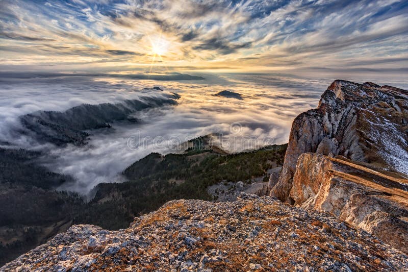 Schöne szenische drastische Sonnenunterganglandschaft des blauen Himmels des Herbstes des Wolkenleichentuchs bedeckte West-Kaukas stockfotos