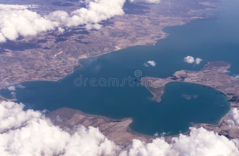 Schöne Vogelperspektive des Van-Salzsees in der Ost-Türkei, nahe der Grenze mit dem Iran und Armenien stockfotografie Schöne Vogelperspektive des Van-Salzsees in der Ost-Türkei, nahe der Grenze mit dem Iran und Armenien stockfotografie
