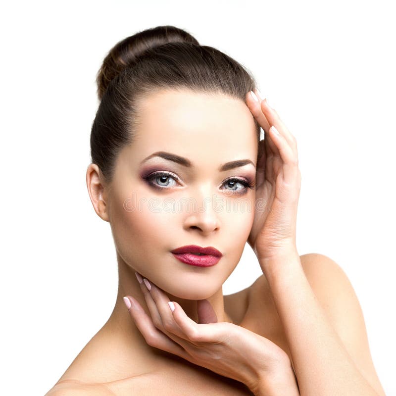 Schöne vorbildliche Frau im jungen modernen Mädchen des Schönheitssalon-Makes-up I lizenzfreie stockfotos Schöne vorbildliche Frau im jungen modernen Mädchen des Schönheitssalon-Makes-up I lizenzfreie stockfotos