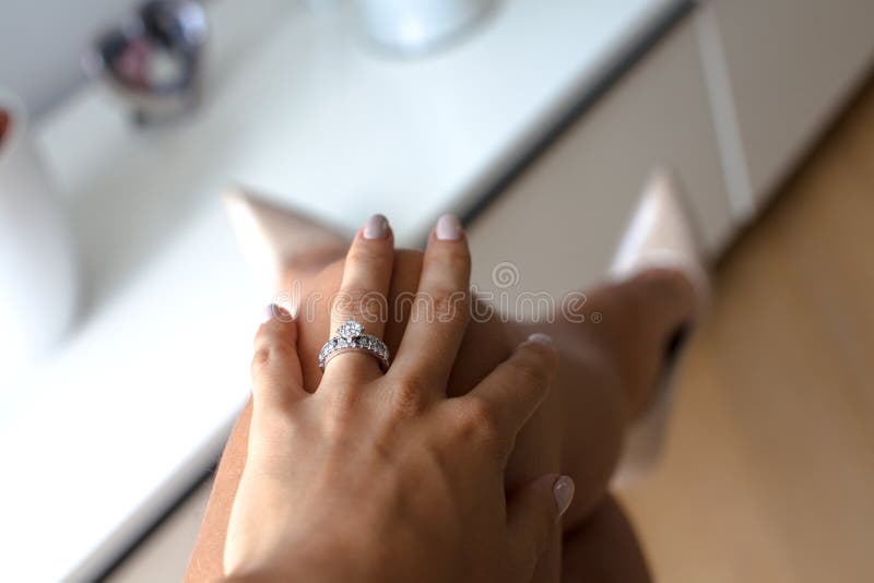 Schöne weibliche Hand mit elegantem Diamantring lizenzfreie stockfotografie