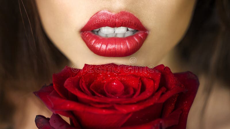 Schöne weibliche Lippen der Nahaufnahme mit hellem rotem Make-up Perfekte saubere Haut, sexy Lippenmake-up Schönes Badekurortport lizenzfreies stockfoto Schöne weibliche Lippen der Nahaufnahme mit hellem rotem Make-up Perfekte saubere Haut, sexy Lippenmake-up Schönes Badekurortport lizenzfreies stockfoto