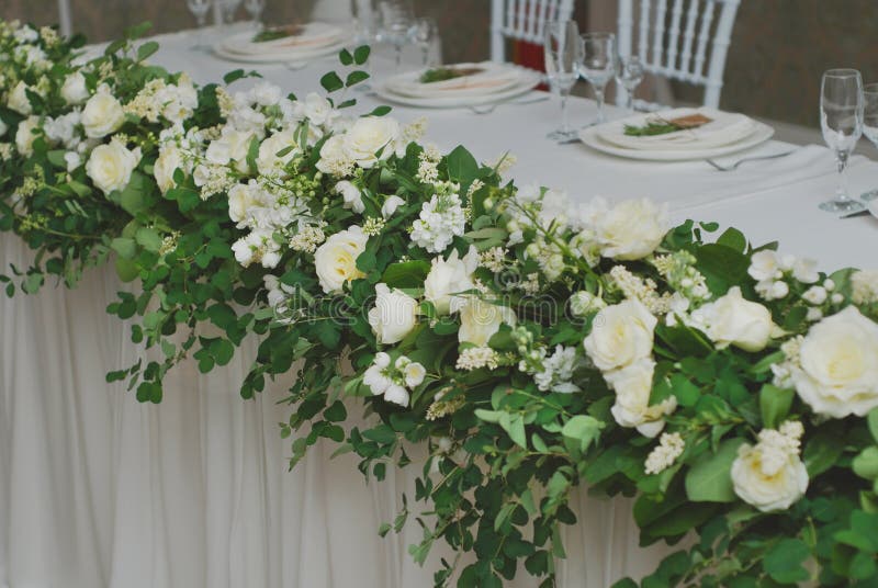 Schöne weiße und grüne Blumen-Dekorations-Anordnung auf Hochzeitstafel Heiratende Brautblumen-Dekoration