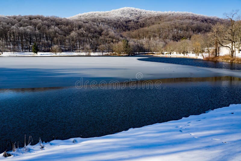 Schöne Winter-Ansicht von Abbott See mit lauschendem Hügel stockfotos Schöne Winter-Ansicht von Abbott See mit lauschendem Hügel stockfotos