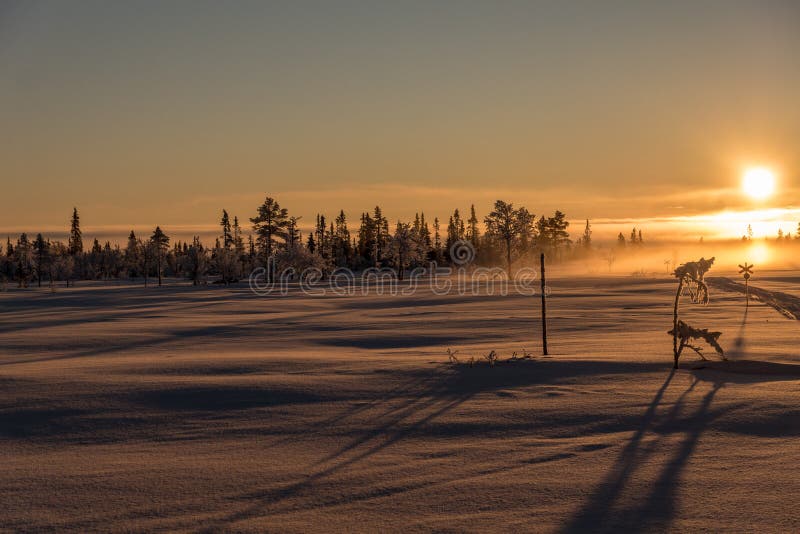 Schöne Winteransicht von der Spitze eines schwedischen Berges im wint stockbild Schöne Winteransicht von der Spitze eines schwedischen Berges im wint stockbild