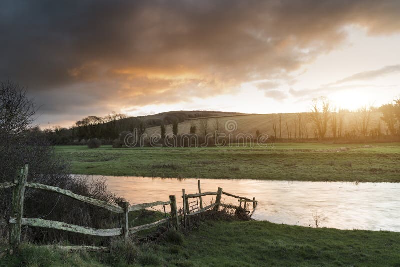 Schöne Wintersonnenaufganglandschaft von Cuckmere-Fluss thr wickelnd stockfotografie Schöne Wintersonnenaufganglandschaft von Cuckmere-Fluss thr wickelnd stockfotografie