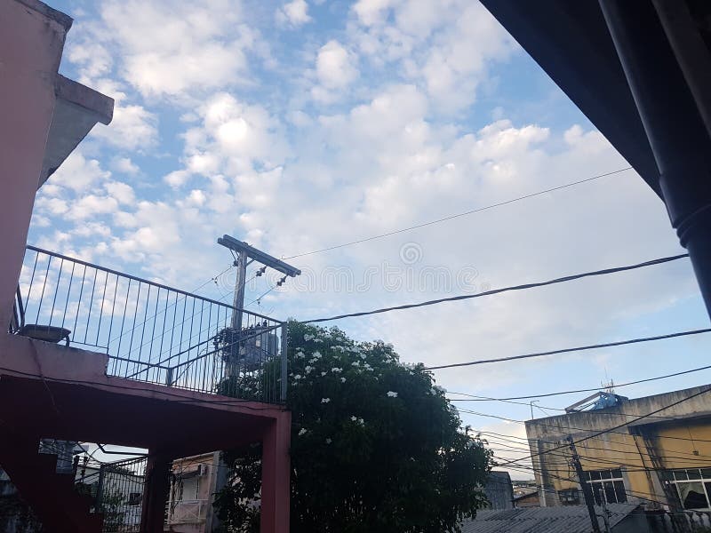 Schöne Wolken in brasilianischer Favela stockbild Schöne Wolken in brasilianischer Favela stockbild