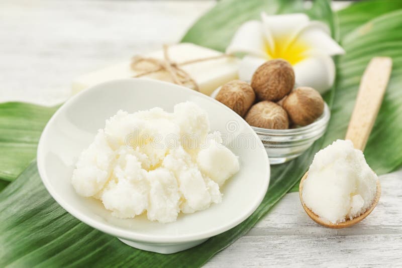 Schöne Zusammensetzung mit Schibaumbutter, -seife und -nüssen stockbilder Schöne Zusammensetzung mit Schibaumbutter, -seife und -nüssen stockbilder