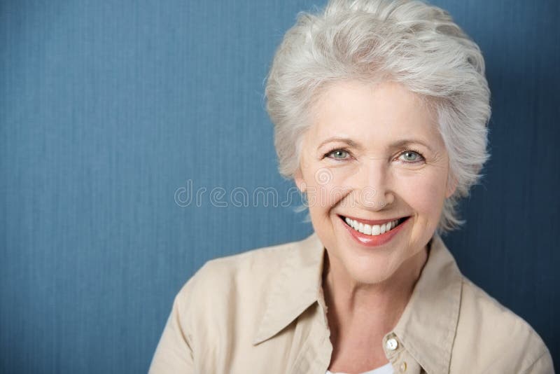 Schöne ältere Dame mit einem lebhaften Lächeln