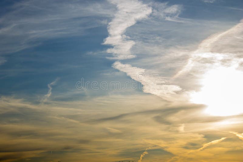 Schöner Abendhimmel bei Sonnenuntergang Der Himmel schimmert mit verschiedenen Farben und Schattierungen, Sonnenblumen Der romant lizenzfreie stockfotografie Schöner Abendhimmel bei Sonnenuntergang Der Himmel schimmert mit verschiedenen Farben und Schattierungen, Sonnenblumen Der romant lizenzfreie stockfotografie