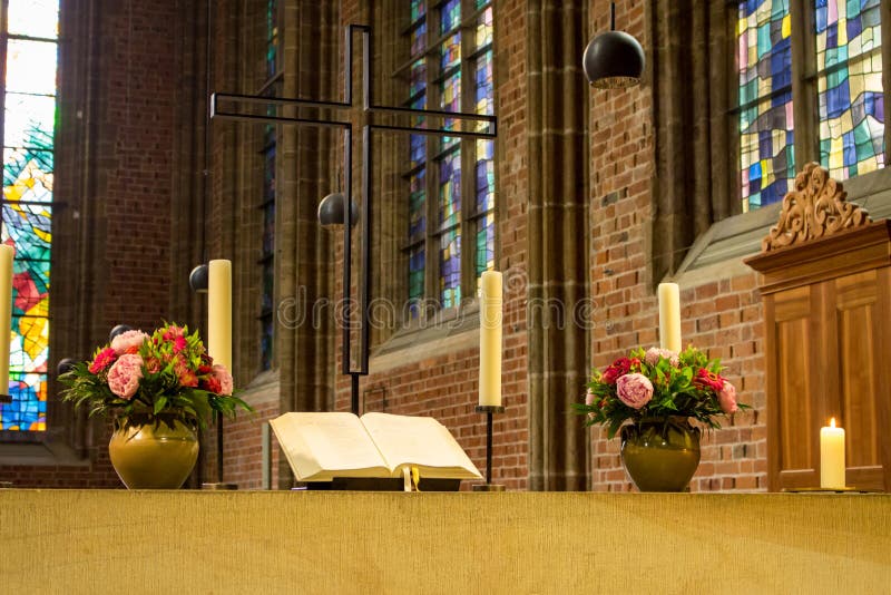 Schöner Altar in der katholischen Kathedrale Offene heilige Bibel mit Blumen, Kerzen und Kreuz Elegante Dekoration der Kirche stockfotos Schöner Altar in der katholischen Kathedrale Offene heilige Bibel mit Blumen, Kerzen und Kreuz Elegante Dekoration der Kirche stockfotos