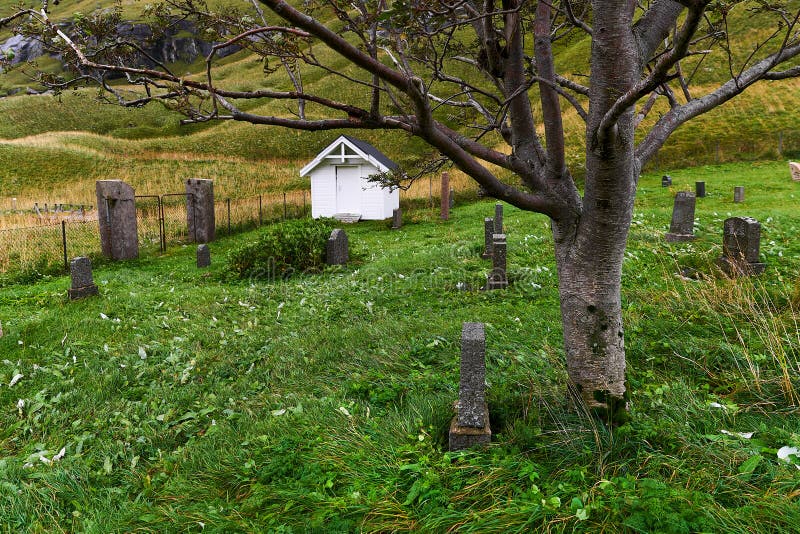 Schöner alter Friedhof am Dorf Vinstad auf Lofoten-Inseln in Norwegen lizenzfreie stockbilder Schöner alter Friedhof am Dorf Vinstad auf Lofoten-Inseln in Norwegen lizenzfreie stockbilder
