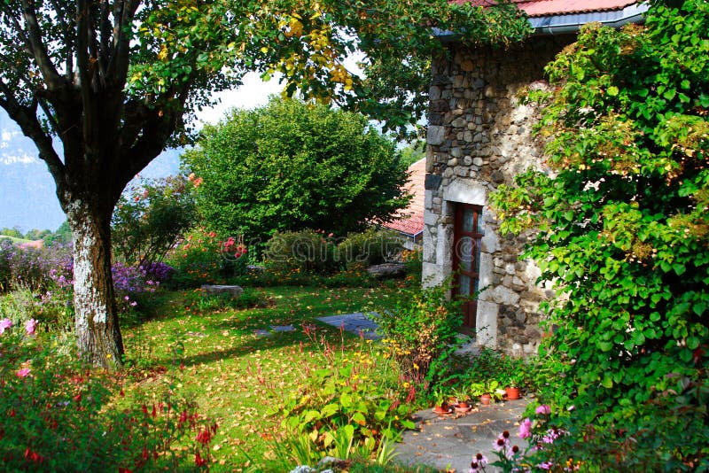 Schöner alter Garten stockbild. Bild von schön, landschaft 3250217