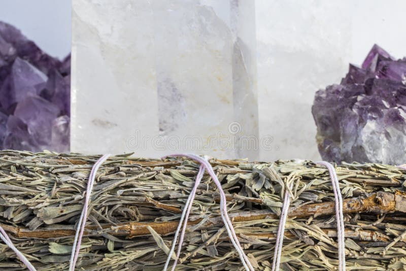 Schöner Amethyst, Schwingquarz und Sage Bundle Close Up stockfotos Schöner Amethyst, Schwingquarz und Sage Bundle Close Up stockfotos