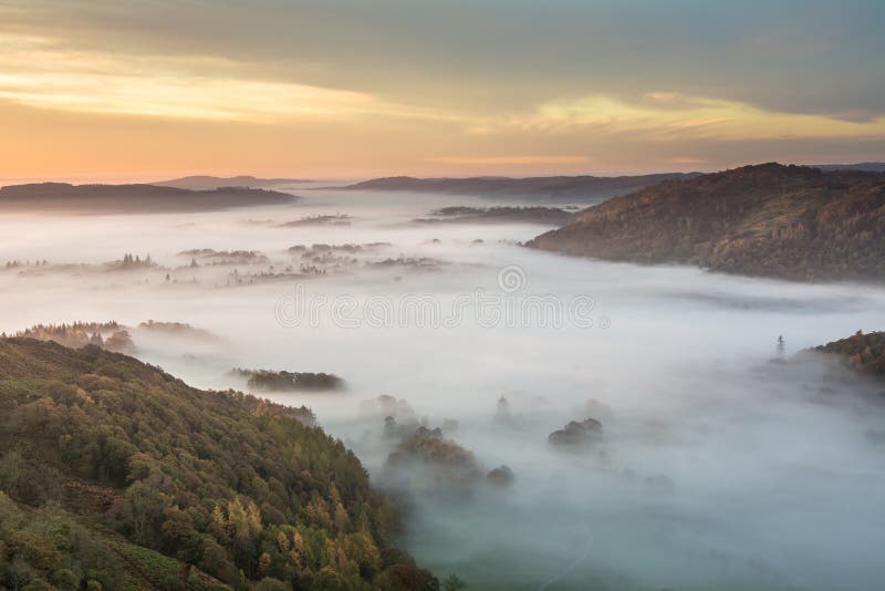 Schöner Autumn Morning Fog lizenzfreies stockbild Schöner Autumn Morning Fog lizenzfreies stockbild