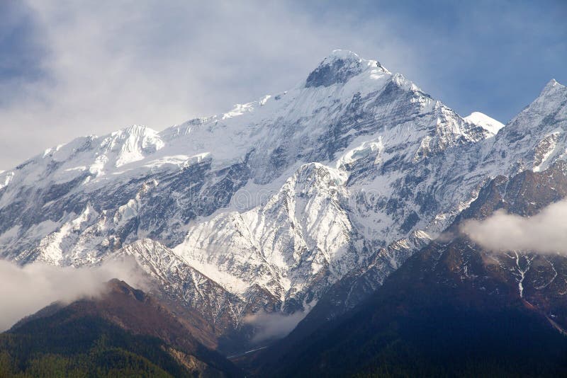 Schöner Berg, runde Annapurna-Stromkreis-Trekkingsspur lizenzfreies stockbild Schöner Berg, runde Annapurna-Stromkreis-Trekkingsspur lizenzfreies stockbild