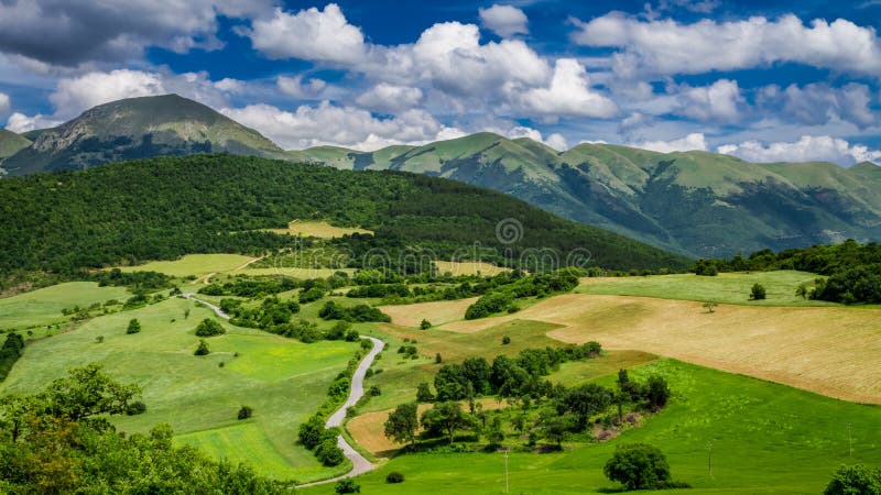Schöner Bergblick in Umbrien in Italien lizenzfreie stockbilder Schöner Bergblick in Umbrien in Italien lizenzfreie stockbilder