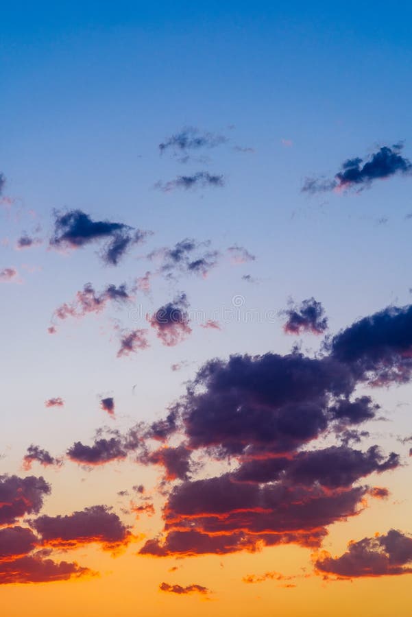 Schöner blauer und orange ruhiger Sommer-Sonnenuntergang lizenzfreie stockfotos