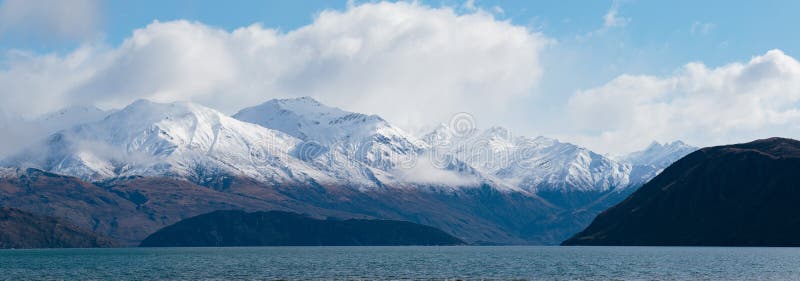 Schöner Blick des Panoramabergblicks aus See wanaka Winter heraus stockbilder Schöner Blick des Panoramabergblicks aus See wanaka Winter heraus stockbilder
