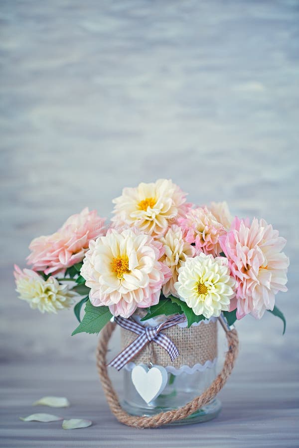 Schöner Blumenstrauß gelben und rosa Dahlien lizenzfreies stockfoto