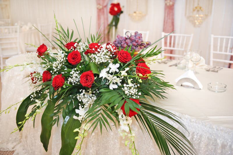 Schöner Blumenstrauß von rosafarbenen Blumen auf Tabelle Hochzeitsblumenstrauß der roten Rosen Eleganter Hochzeitsblumenstrauß au lizenzfreies stockbild