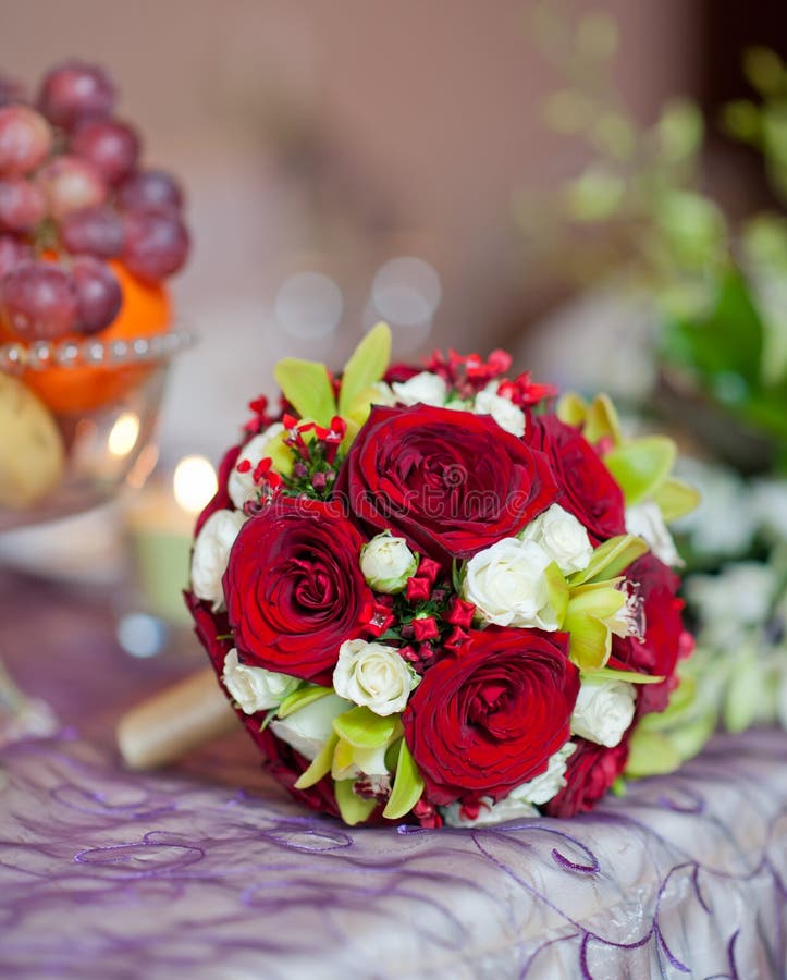 Schöner Blumenstrauß von rosafarbenen Blumen auf Tabelle. Hochzeitsblumenstrauß von roten Rosen. Eleganter Hochzeitsblumenstrauß a lizenzfreie stockbilder