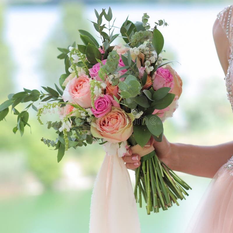 Schöner Brautblumenstrauß in den Händen der Braut Hochzeitsblumenstrauß von Pfirsichrosen durch David Austin, einzel-köpfiges ros lizenzfreie stockfotos