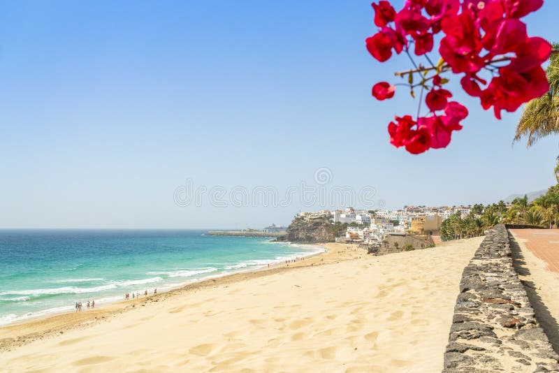 Schöner, breiter sandiger Strand in Morro Jable, Fuerteventura, Spanien lizenzfreie stockfotografie Schöner, breiter sandiger Strand in Morro Jable, Fuerteventura, Spanien lizenzfreie stockfotografie