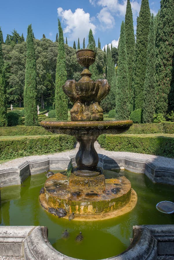 Schöner Brunnen und Schildkröten im Giusti arbeitet im Garten stockbild Schöner Brunnen und Schildkröten im Giusti arbeitet im Garten stockbild