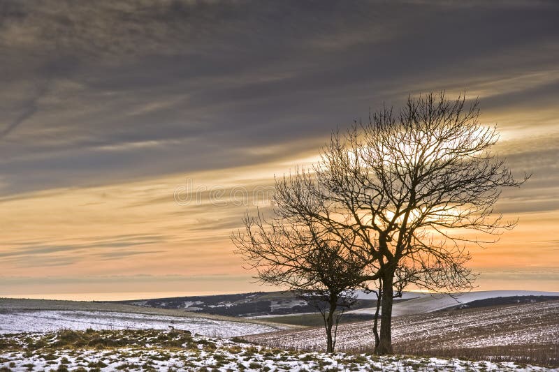 Schöner bunter Sonnenuntergang über Winterlandschaft lizenzfreie stockfotografie Schöner bunter Sonnenuntergang über Winterlandschaft lizenzfreie stockfotografie