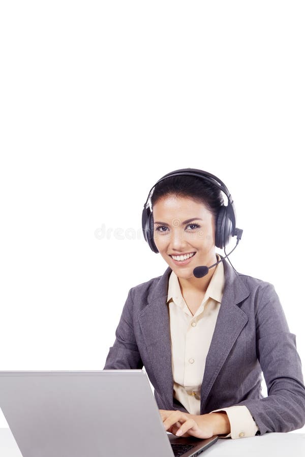 Schöner Call-Center-Betreiber mit Laptop auf Studio stockbilder Schöner Call-Center-Betreiber mit Laptop auf Studio stockbilder