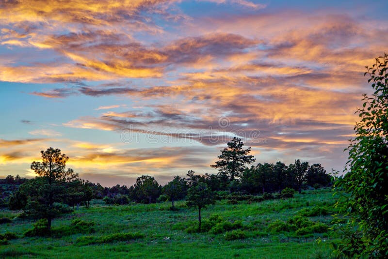 Schöner Colorado-Sonnenuntergang, der in den Wolken sich reflektiert lizenzfreies stockbild Schöner Colorado-Sonnenuntergang, der in den Wolken sich reflektiert lizenzfreies stockbild