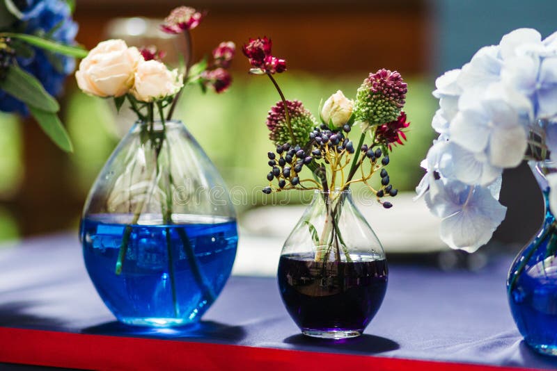 Schöner Dekor am weddingin Gläser mit farbigem Wasser lizenzfreies stockfoto Schöner Dekor am weddingin Gläser mit farbigem Wasser lizenzfreies stockfoto