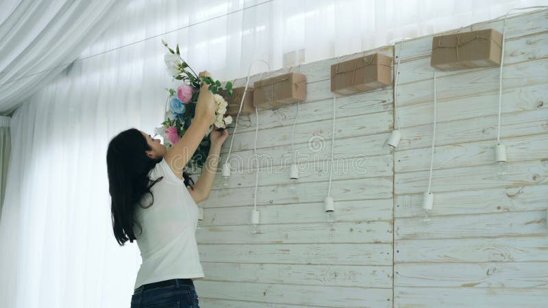 Schöner Florist, der bunte Blumenstraußanordnung des Frühlinges schafft