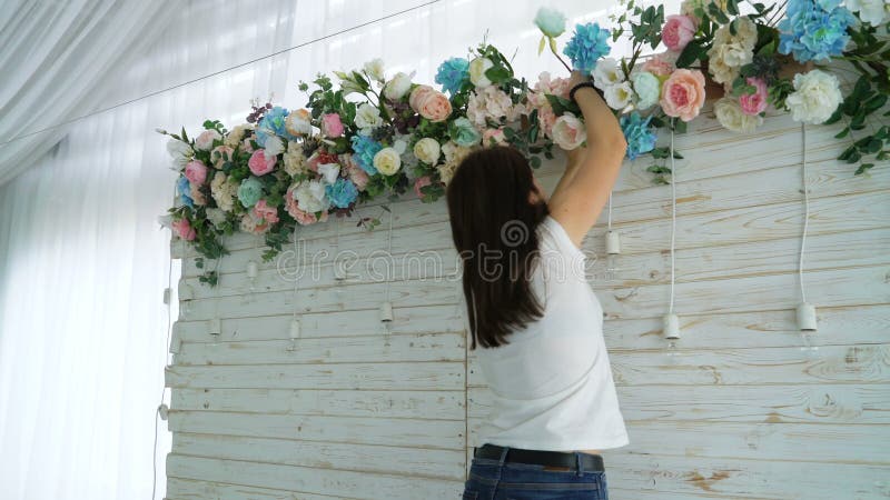 Schöner Florist, der bunte Blumenstraußanordnung des Frühlinges schafft