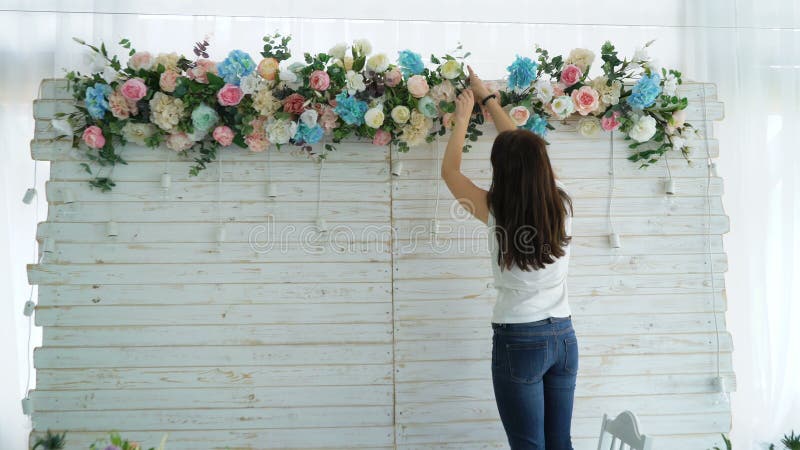 Schöner Florist, der bunte Blumenstraußanordnung des Frühlinges schafft