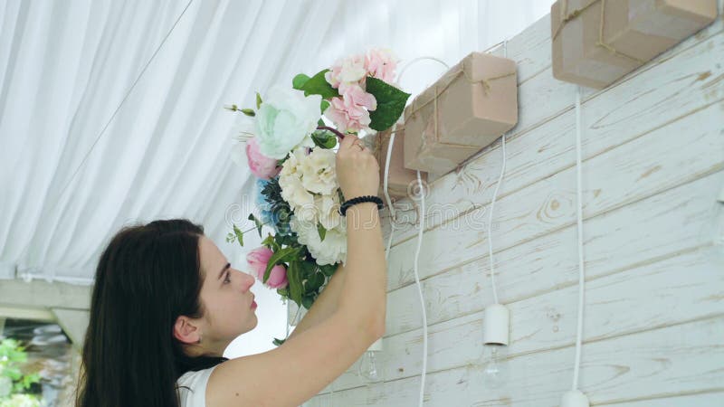 Schöner Florist der Nahaufnahme, der bunte Blumenstraußanordnung des Frühlinges schafft