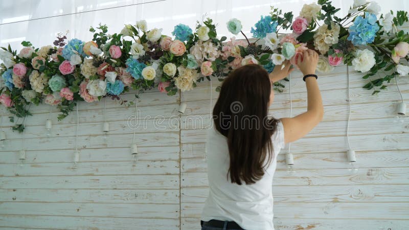 Schöner Florist der Nahaufnahme, der bunte Blumenstraußanordnung des Frühlinges schafft