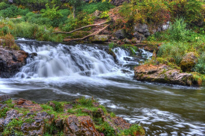 Schöner Fluss-Wasserfall in HDR High Dynamic Range stockfotografie
