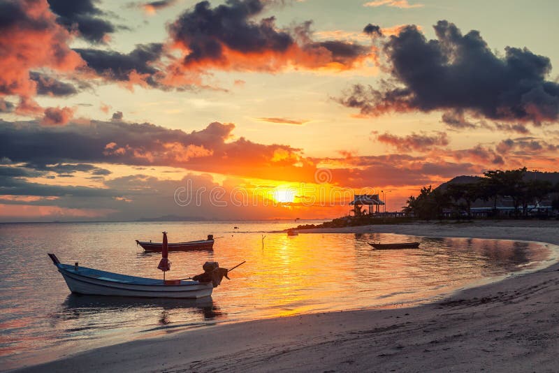 Schöner heller Sonnenuntergang auf dem Ufer eines tropischen Strandes, colorf lizenzfreies stockbild Schöner heller Sonnenuntergang auf dem Ufer eines tropischen Strandes, colorf lizenzfreies stockbild