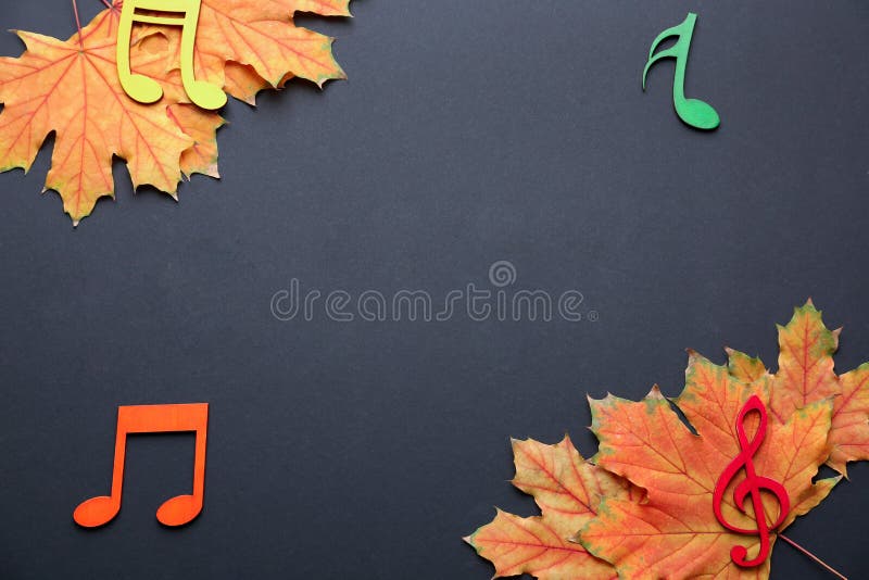 Schöner Herbstlaub mit musikalischen Anmerkungen über dunklen Hintergrund