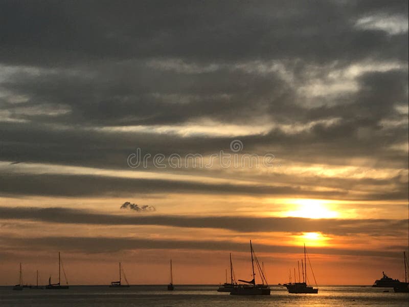 Sch?ner Himmel und Ozeanstrand wenn Sonnenuntergang und viele Yachten stockfotografie Sch?ner Himmel und Ozeanstrand wenn Sonnenuntergang und viele Yachten stockfotografie