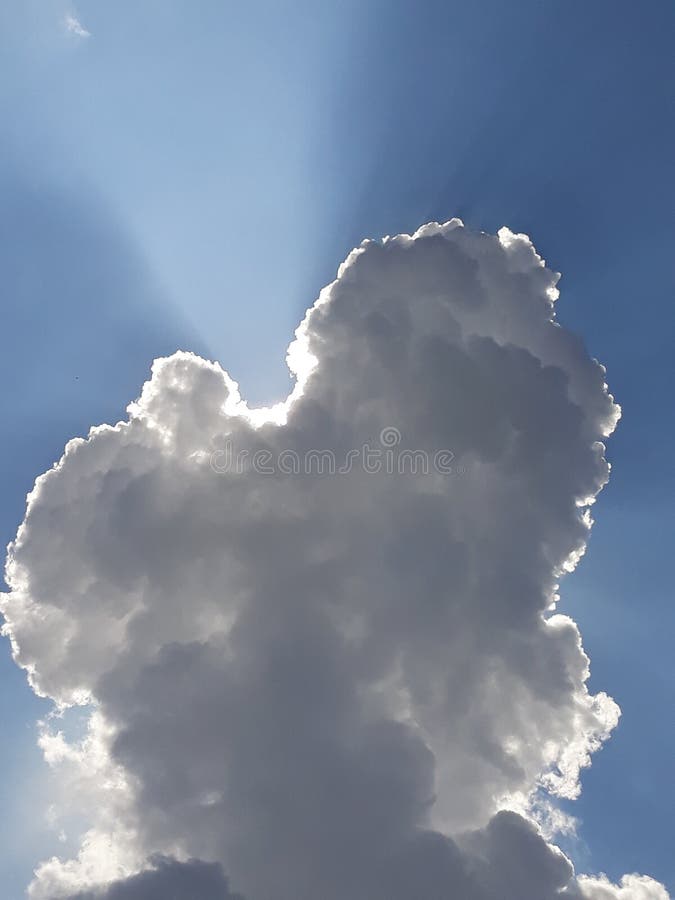 Schöner Himmel über der polnischen Stadt lizenzfreies stockfoto Schöner Himmel über der polnischen Stadt lizenzfreies stockfoto