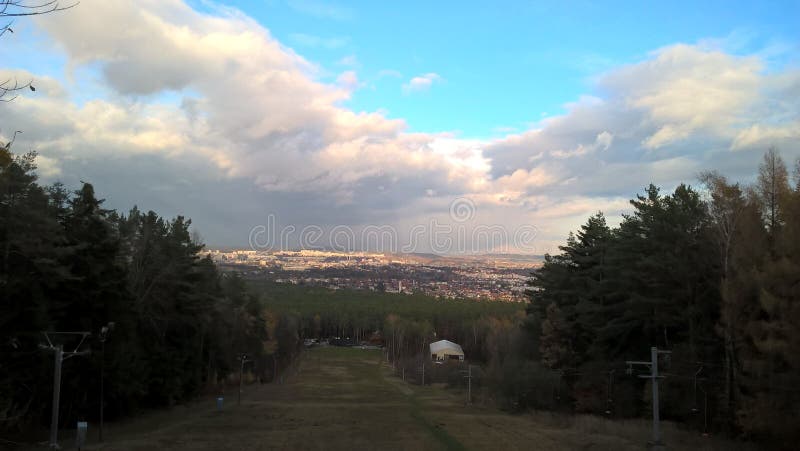 Schöner Himmel über der polnischen Stadt stockfotografie Schöner Himmel über der polnischen Stadt stockfotografie
