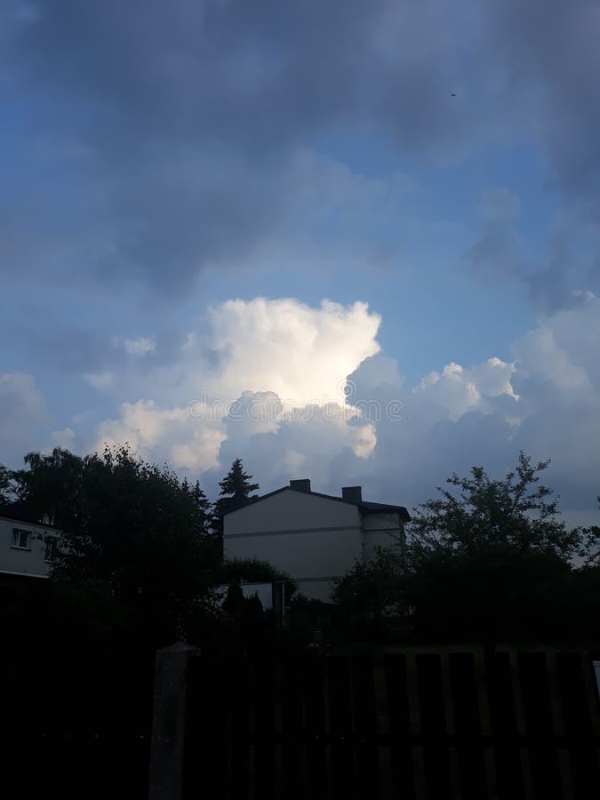 Schöner Himmel über der polnischen Stadt Foto nicht belichtete stockfotografie Schöner Himmel über der polnischen Stadt Foto nicht belichtete stockfotografie