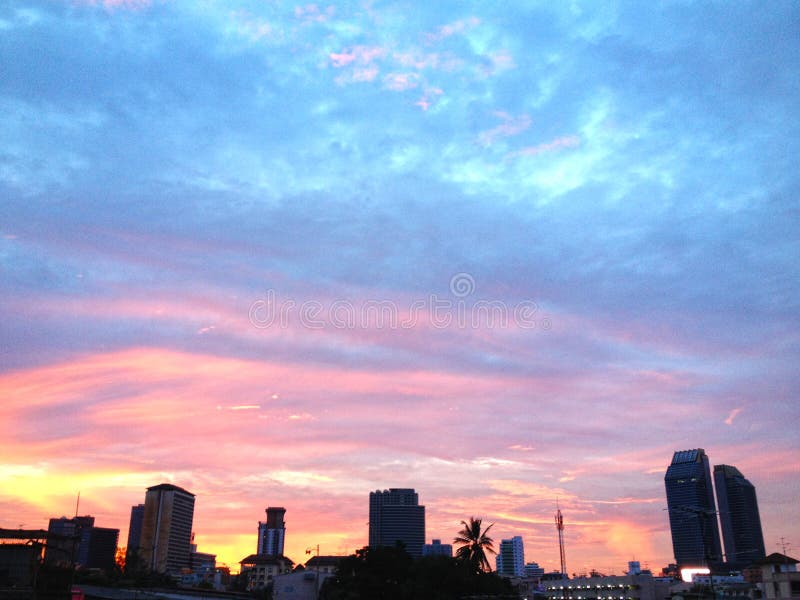 Schöner Hintergrund des Sonnenuntergangs und des Himmels stockfotografie Schöner Hintergrund des Sonnenuntergangs und des Himmels stockfotografie