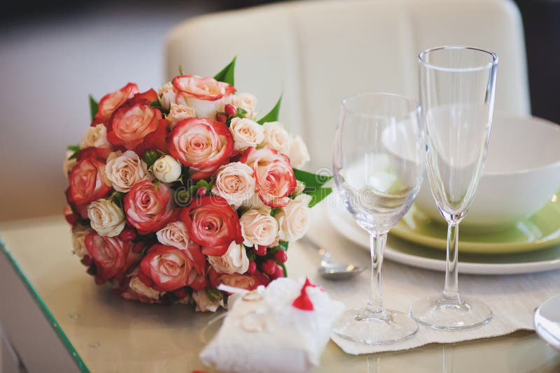 Schöner Hochzeitsblumenstrauß der Rosa- und Weißrose auf Tabelle stockbild Schöner Hochzeitsblumenstrauß der Rosa- und Weißrose auf Tabelle stockbild